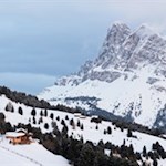 Die-Schatzerhütte-vor-der-Kulisse-des-imposanten-Peitlerkofel
