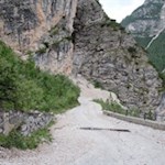 Auf dem steilen Weg Nr. 7 in Richtung Fodara Vedla