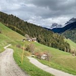 Sanft zieht sich der Panoramaweg über die Aferer Sonnenhänge