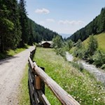 Entlang des glucksenden Mühlbachs zur Huberalm