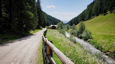 Entlang des glucksenden Mühlbachs zur Huberalm