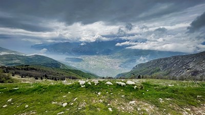 Während des Anstiegs auf den Monte Stivo öffnen sich schöne Ausblicke auf den Gardasee