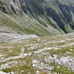 Abstieg auf dem Weg Nr. 24A zum Neves Stausee