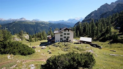 Von der Gardenacia Hütte steigt der Weg Nr. 1A in Richtung Col Plö Alt an 