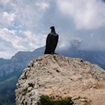 Christomannos Denkmal mit dem Latemar im Hintergrund