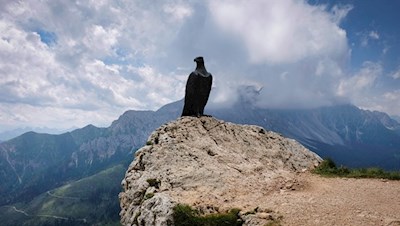 Christomannos Denkmal mit dem Latemar im Hintergrund