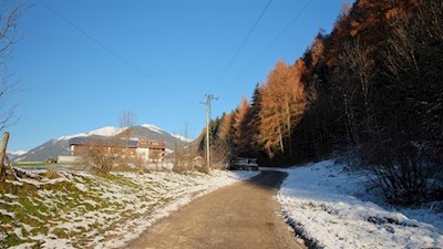 Die Aufhofner Straße führt am Oberhoferhof vorbei