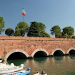 La massiccia muratura testimonia ancora oggi lo spirito dei tempi andati