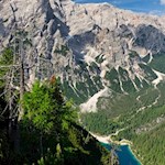 Inmitten der Pragser Dolomiten liegt der Pragser Wildsee