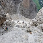 Blick auf den serpentinenförmigen Anstieg und eine seilgesicherte Passage
