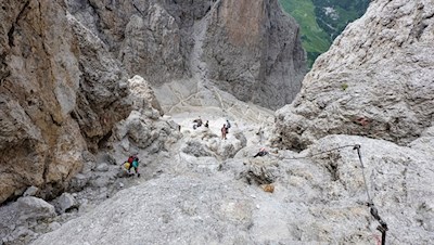 Blick auf den serpentinenförmigen Anstieg und eine seilgesicherte Passage