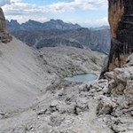 Der Pisciadusee zaubert Farbe in das unwirtliche Geröllkar