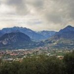 Blick auf Varone und Tenno unterhalb des spitz zulaufenden Monte Misone