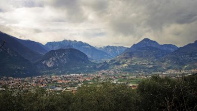 Blick auf Varone und Tenno unterhalb des spitz zulaufenden Monte Misone