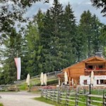 Die Neuhütt Alm lädt sommers wie winters zur Einkehr