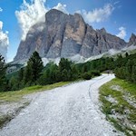 Già all'inizio dell'escursione si aprono bellissimi panorami sulla Tofana