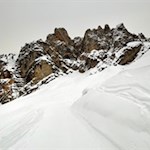 Der Wanderweg auf das Limojoch wird von zerklüfteten Felsen umrahmt