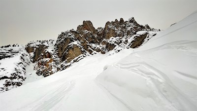 Der Wanderweg auf das Limojoch wird von zerklüfteten Felsen umrahmt