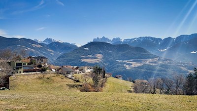 Schnauders vor der Kulisse der Dolomiten