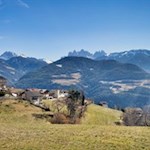 Snodres-against-the-backdrop-of-the-Dolomites
