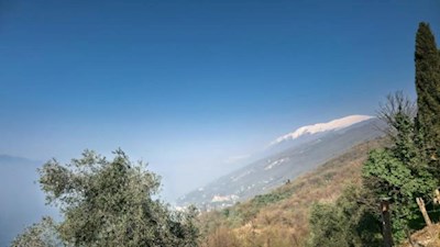 Blick auf den schneebedeckten Monte Baldo