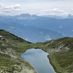 An den Ufern des Radlsees entfaltet sich ein bezaubernder Dolomitenblick