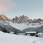 Das Magdalenakirchlein mit den dahinter aufstrebenden Geislerspitzen