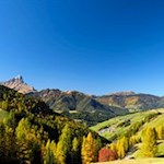 Im Hintergrund ragt der Peitlerkofel in die Höhe