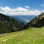 Der Wanderweg Nr. 1 schlängelt sich durch farbenprächtige Bergwiesen