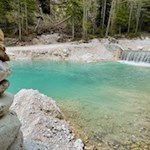 Der klare Tschaminbach zieht uns in seinen Bann