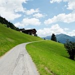 Höfestraße zum Bruneggerhof, neben dem sich weitere Parkmöglichkeiten finden