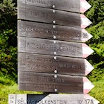 Am linken Wegesrand zweigt schließlich der Weg Nr. 17A nach Wolkenstein ab