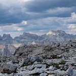 Neben der Pisciaduhütte genießt man verträumte Ausblicke auf die umliegenden Dolomiten