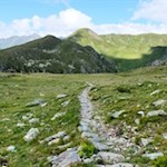 Vom Gorner Joch folgt man zunächst dem liebevoll angelegten Kellerbauerweg