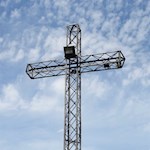 Das anmutige Gipfelkreuz der Rocca di Manerba