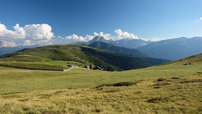 Bereits während des Anstiegs auf den Campill öffnen sich schöne Ausblicke