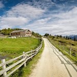 Auf der Rodenecker Alm lädt die Starkenfeldhütte zu Tisch