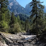 Im Schatten mächtiger Gipfel führt der Weg zur Dreischusterhütte