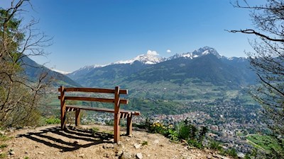 Aussichtsbank auf dem Marlinger Höhenweg