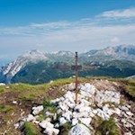 La piccola croce di vetta del Lavinores con vista sulla Croda del Becco