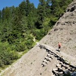 Der Günther-Messner-Steig führt über schmale Pfade
