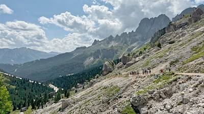 Rückwärtsgewandter Blick auf den Anstiegsweg zur Vajolethütte