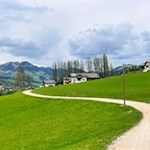 Der zweite Teil der Wanderung führt an einzelnen Häusern und Höfen vorbei