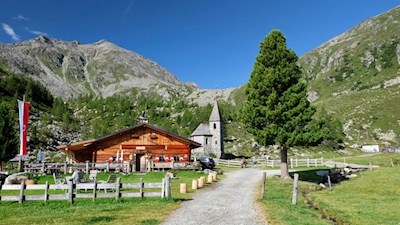 Die Göge Alm mit dem Schaflahnernock im Hintergrund