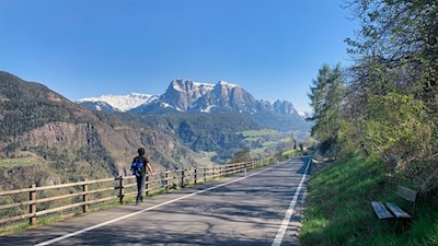 Der Keschtnweg führt von Barbian die Straße entlang