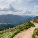 Der Pfad von der Kölner zur Rotwand Hütte folgt sanften, großenteils eben verlaufenden Pfaden