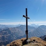 Das-schlichte-Gipfelkreuz-der-Krapfenkarspitze