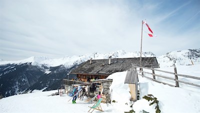 Auch im Winter lädt die gemütliche Uwaldalm zur sinnenfrohen Einkehr ein