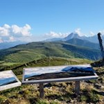 Auf Panoramatafeln sind die Namen der zahlreichen ringsum aufragenden Gipfel verzeichnet