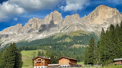 Unterwegs öffnen sich vertäumte Ausblicke auf den Rosengarten